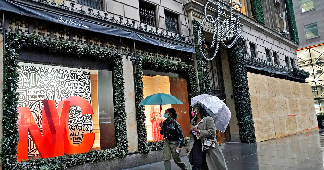 En Saks, regresar a la oficina significa vacunas obligatorias, manicuras opcionales.