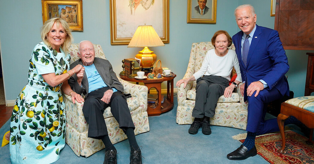 Extrañeza de gran angular: los bidones gigantes se encuentran con los diminutos cárteres