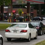 La escasez de gasolina provoca compras de pánico y largas colas en algunas estaciones