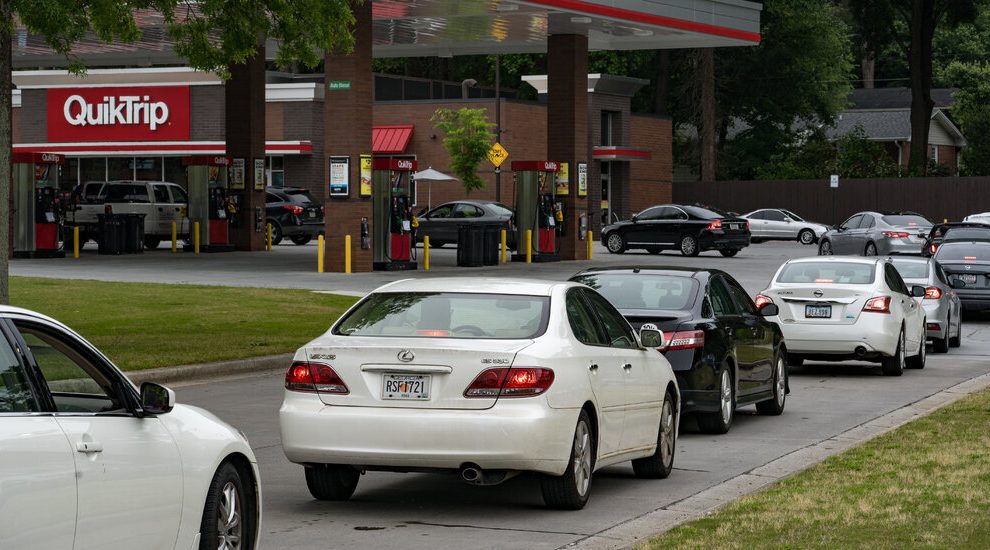 La escasez de gasolina provoca compras de pánico y largas colas en algunas estaciones
