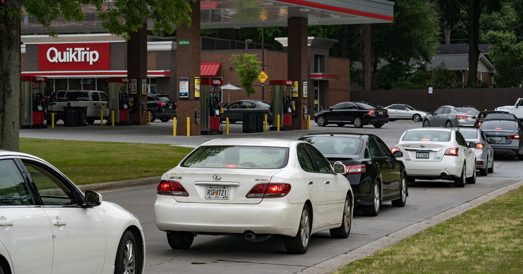 La escasez de gasolina provoca compras de pánico y largas colas en algunas estaciones