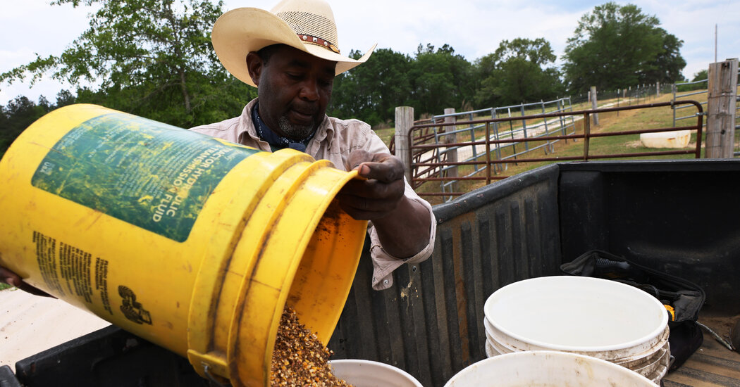 Los bancos luchan contra un plan de alivio de la deuda de $ 4 mil millones para los agricultores negros