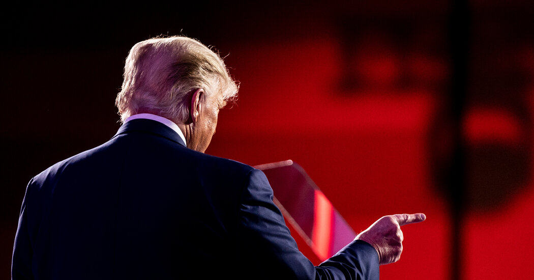 Los legisladores critican la decisión de la junta supervisora ​​de Facebook de mantener la prohibición de Trump.