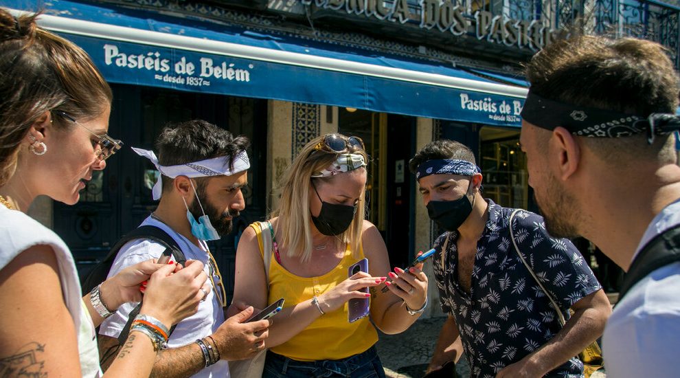 Los turistas británicos regresan a Portugal, desatados pero (en su mayoría) enmascarados