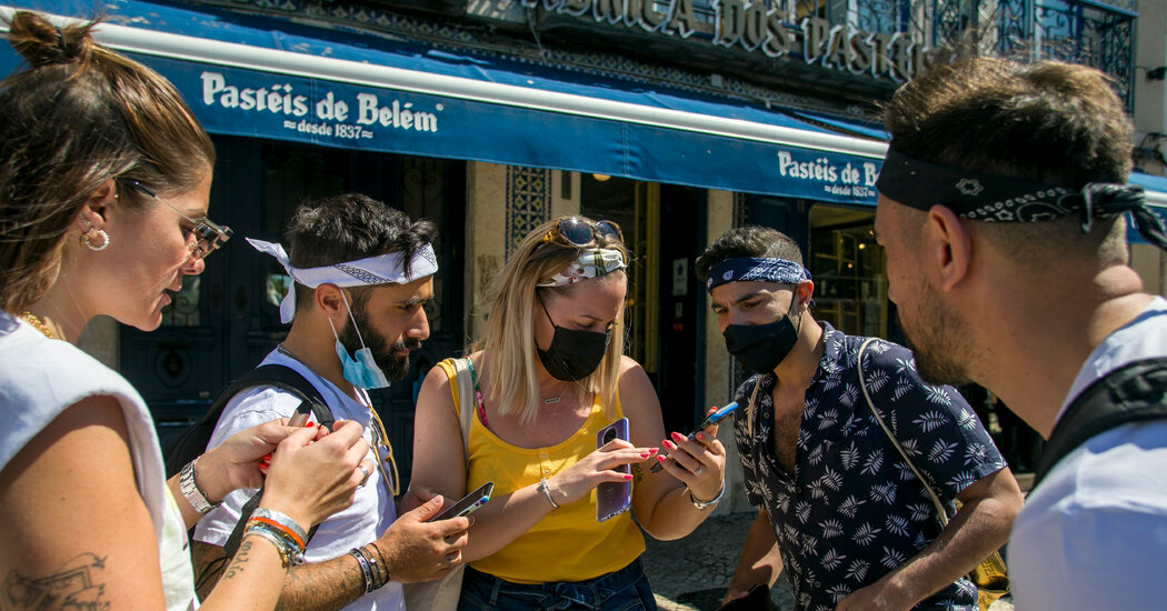 Los turistas británicos regresan a Portugal, desatados pero (en su mayoría) enmascarados