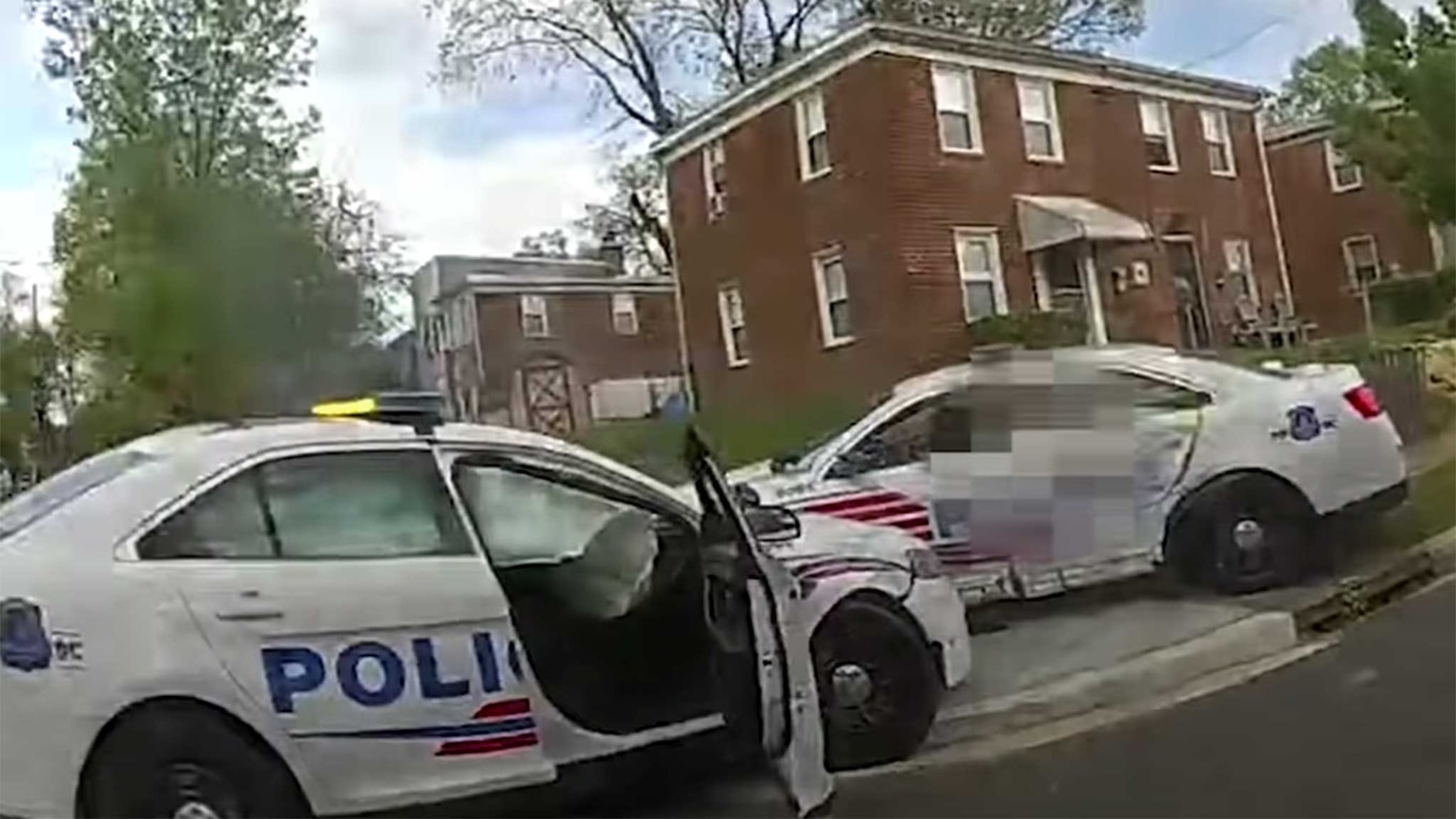 Mira dos coches de la policía de DC chocando mientras corren