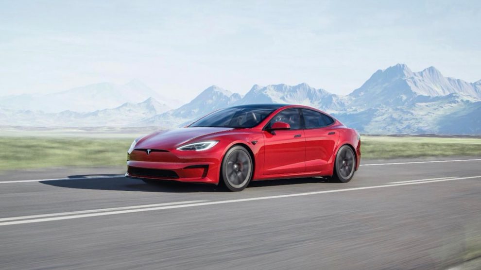 Tesla Model S Plaid muestra alerón trasero activo y velocidad en Laguna Seca