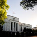 Un vicepresidente de la Fed dice que tratar de sofocar la inflación puede "restringir" la recuperación.