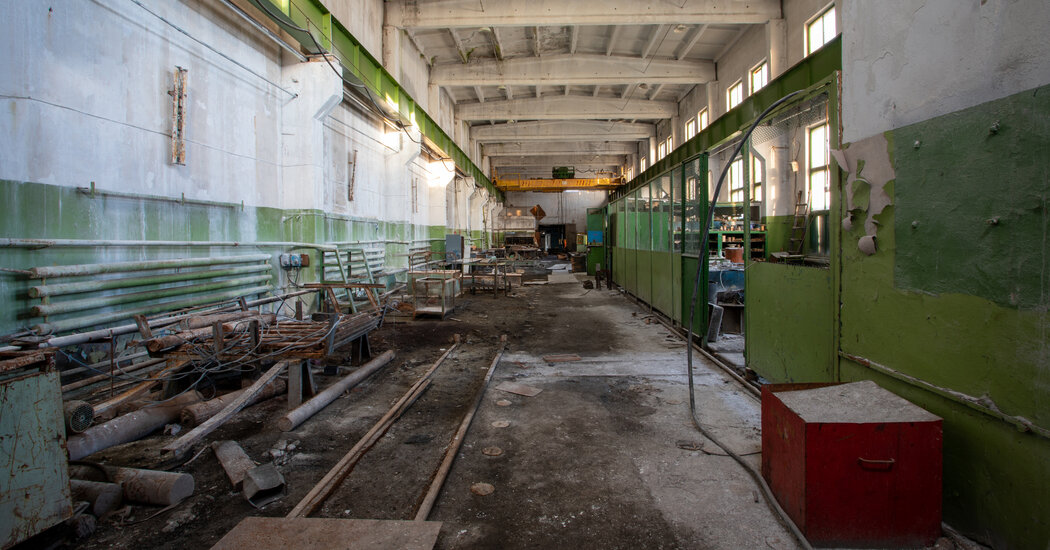 Vislumbres de una ciudad minera soviética abandonada, conservada en el Alto Ártico
