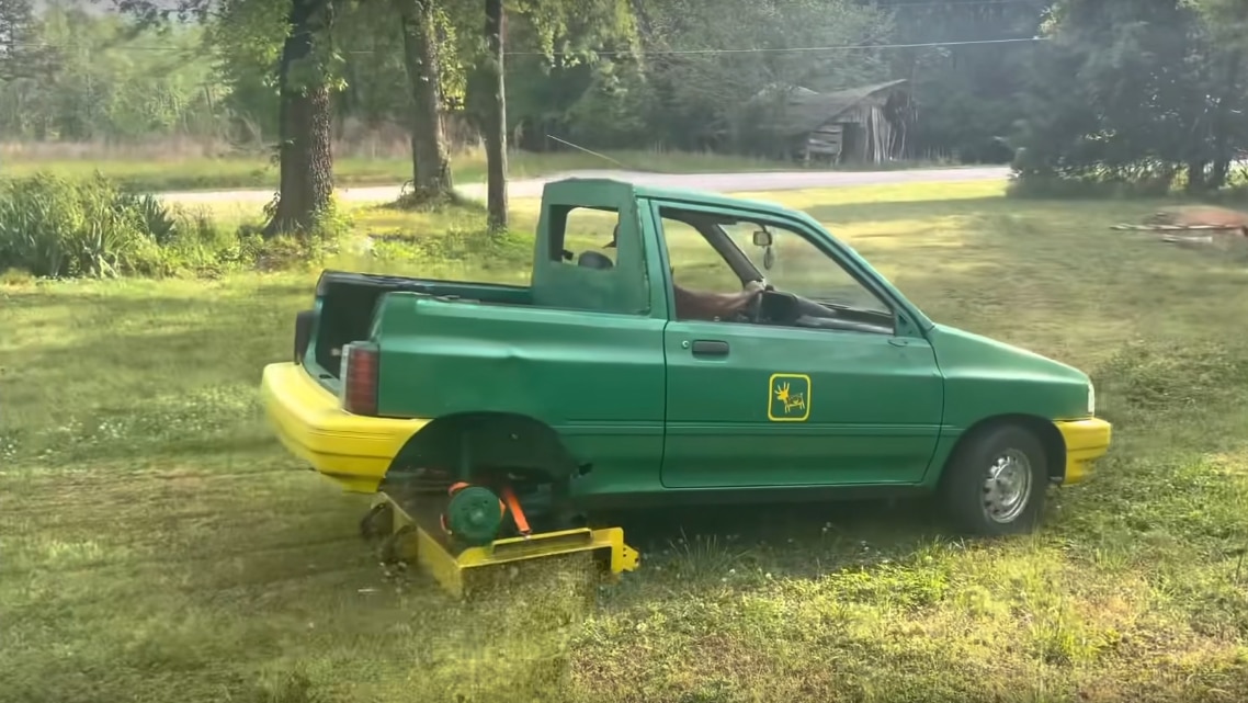 YouTuber convierte el pequeño Ford Hatchback en una cortadora de césped gigante