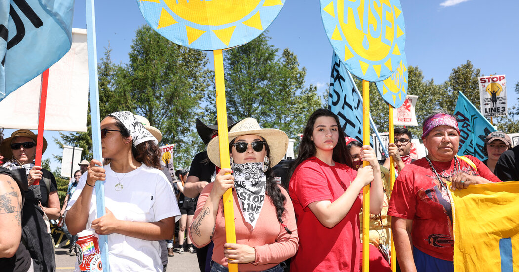 La policía realiza arrestos masivos en protesta contra el oleoducto