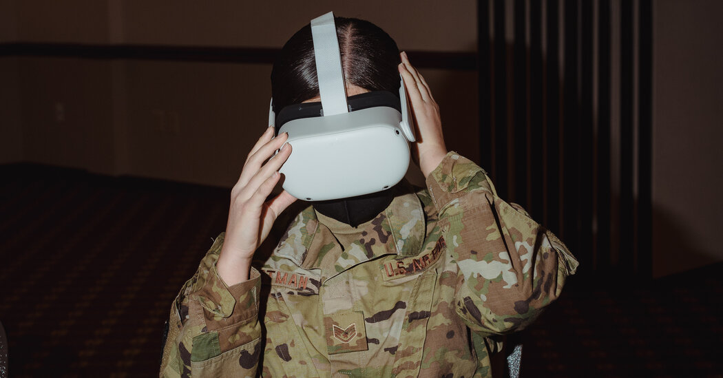 Para prevenir el suicidio y la agresión sexual, Air Force Dons Headsets