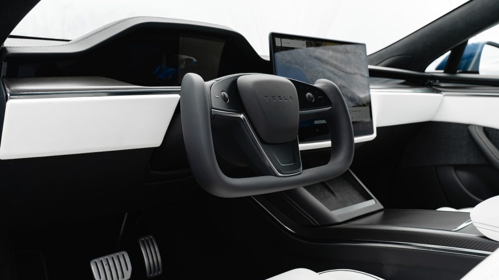 Sin Yoke, el Tesla Model S renovado aleja por completo el volante redondo.