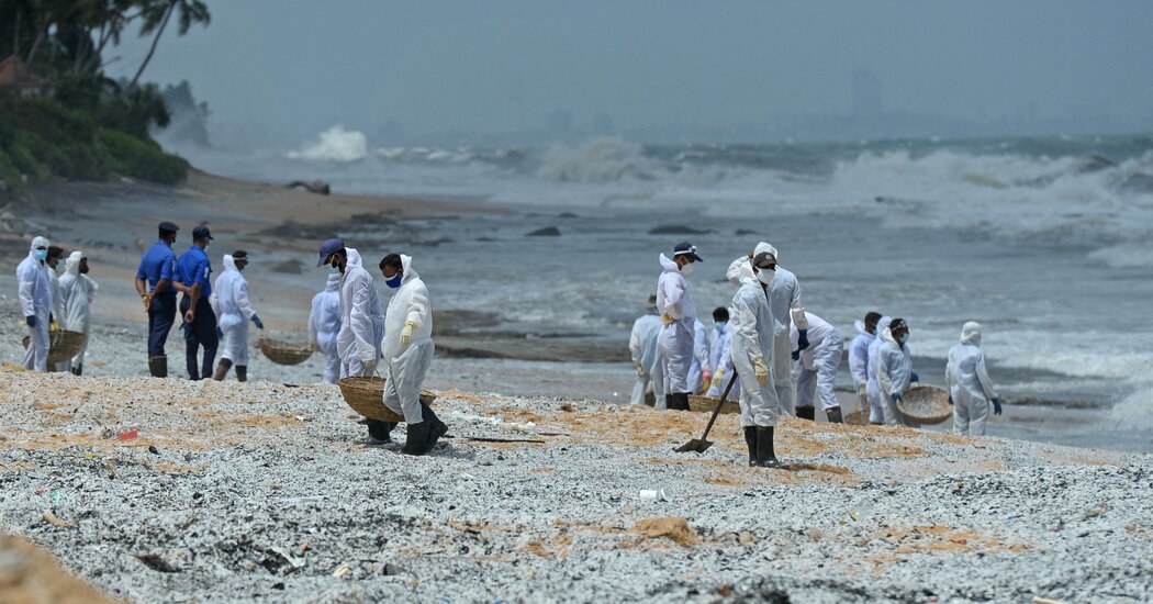Sri Lanka, que enfrenta el 'peor' desastre marítimo, investiga el incendio de un buque de carga