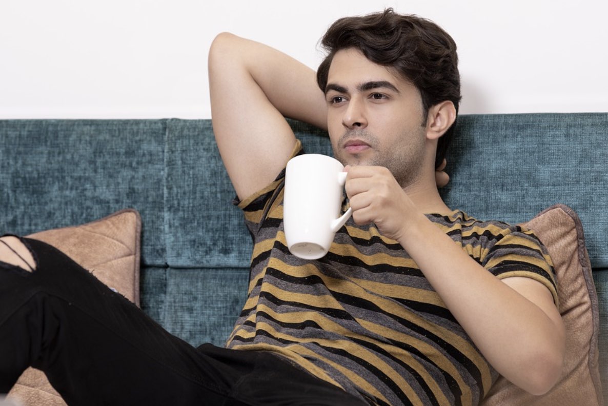 chico tomando cafe
