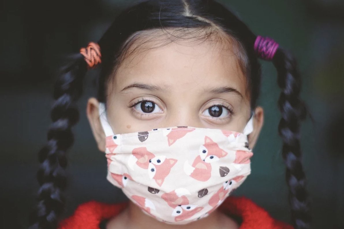 niña con mascarilla