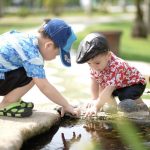 niños en lago