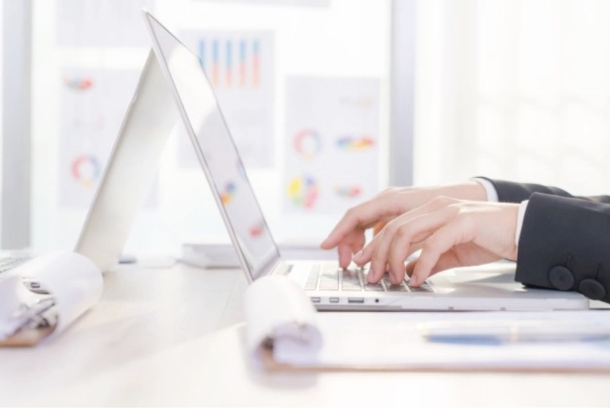 manos con portatil