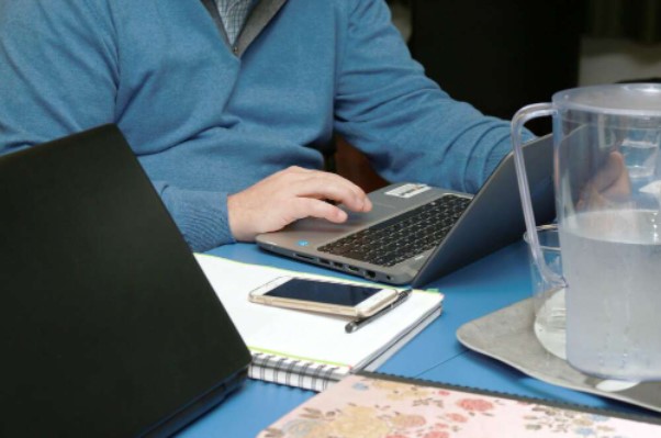 Hombre trabajando con portatil sobre escritorio