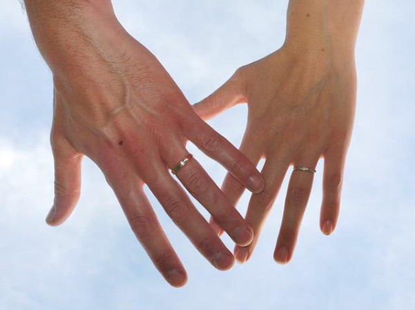 Manos con alianzas de boda