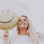 Mujer feliz con globo