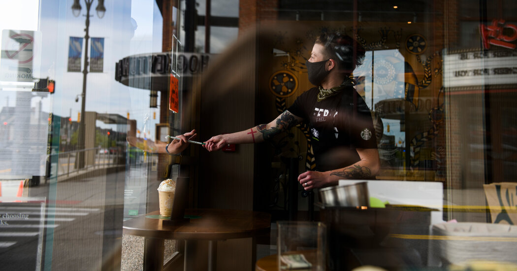 Juez reduce decisión contra Starbucks en lucha sindical