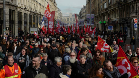 Manifestantes franceses se reúnen en el último ataque antes de la votación sobre el proyecto de ley de reforma