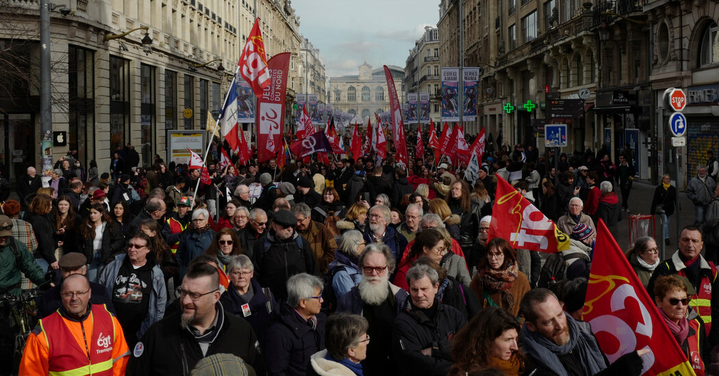 Manifestantes franceses se reúnen en el último ataque antes de la votación sobre el proyecto de ley de reforma