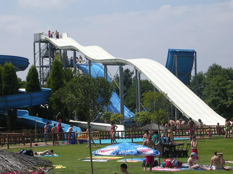 Descubre la emoción de pasar un día en el parque acuático de Cerceda