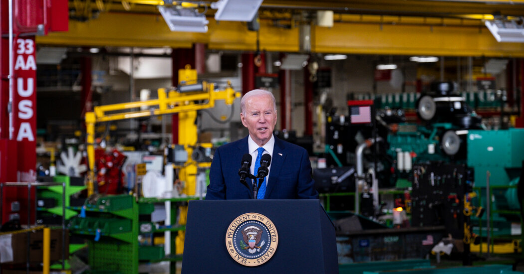 Informe de empleos refuerza propuesta económica de Biden, pero la inflación sigue molestando