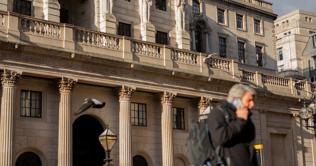 El Banco de Inglaterra sube las tasas más de lo esperado mientras persiste la inflación