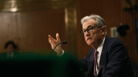El presidente de la Fed, Powell, dice que espera que continúen los aumentos más lentos de las tasas de interés