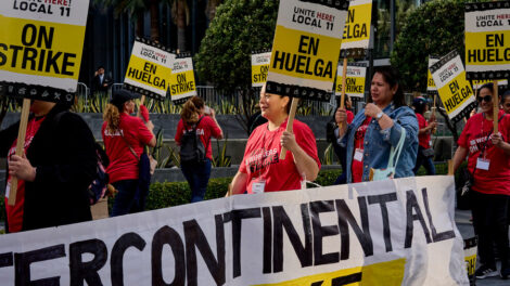 Trabajadores de hotel de Los Ángeles se declaran en huelga