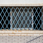 Ventana con rejas azules