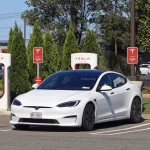 Tesla blanco cargando