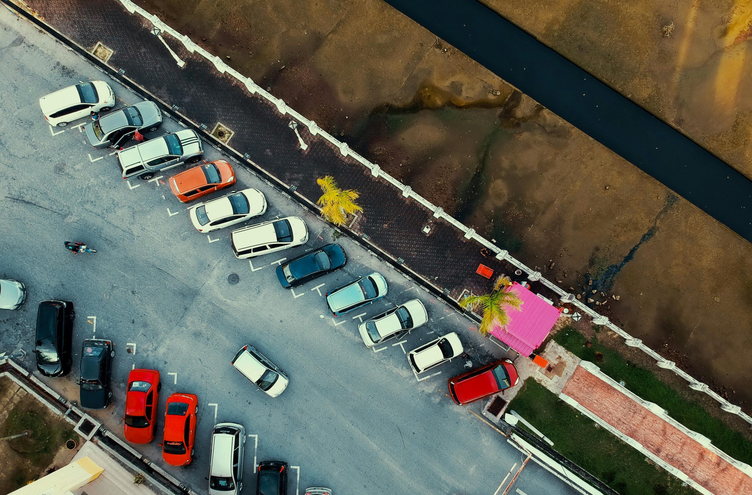 Coches aparcados en fila esperando en un atasco de ciudad