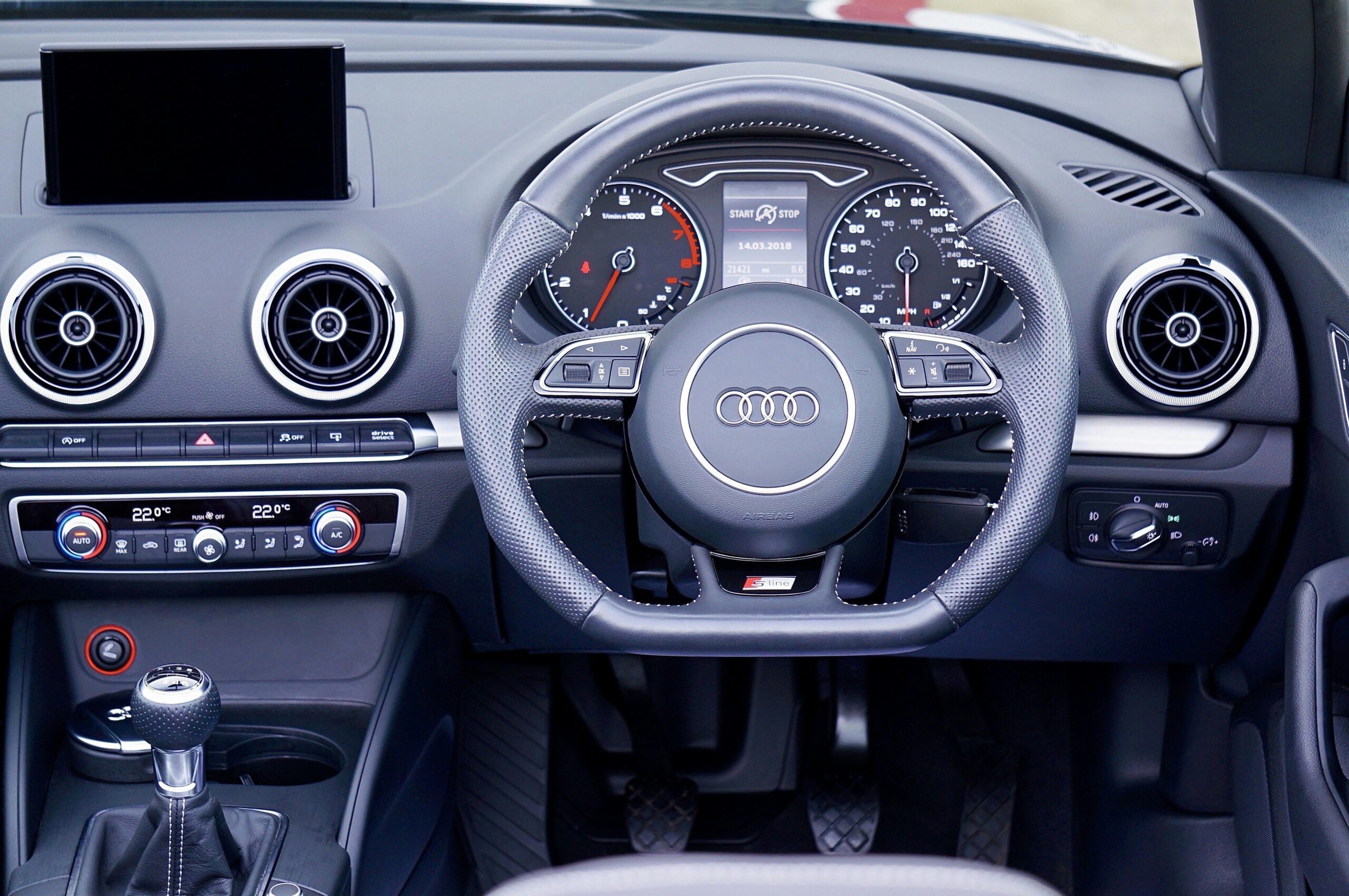 Interior de coche eléctrico con pantalla digital y volante