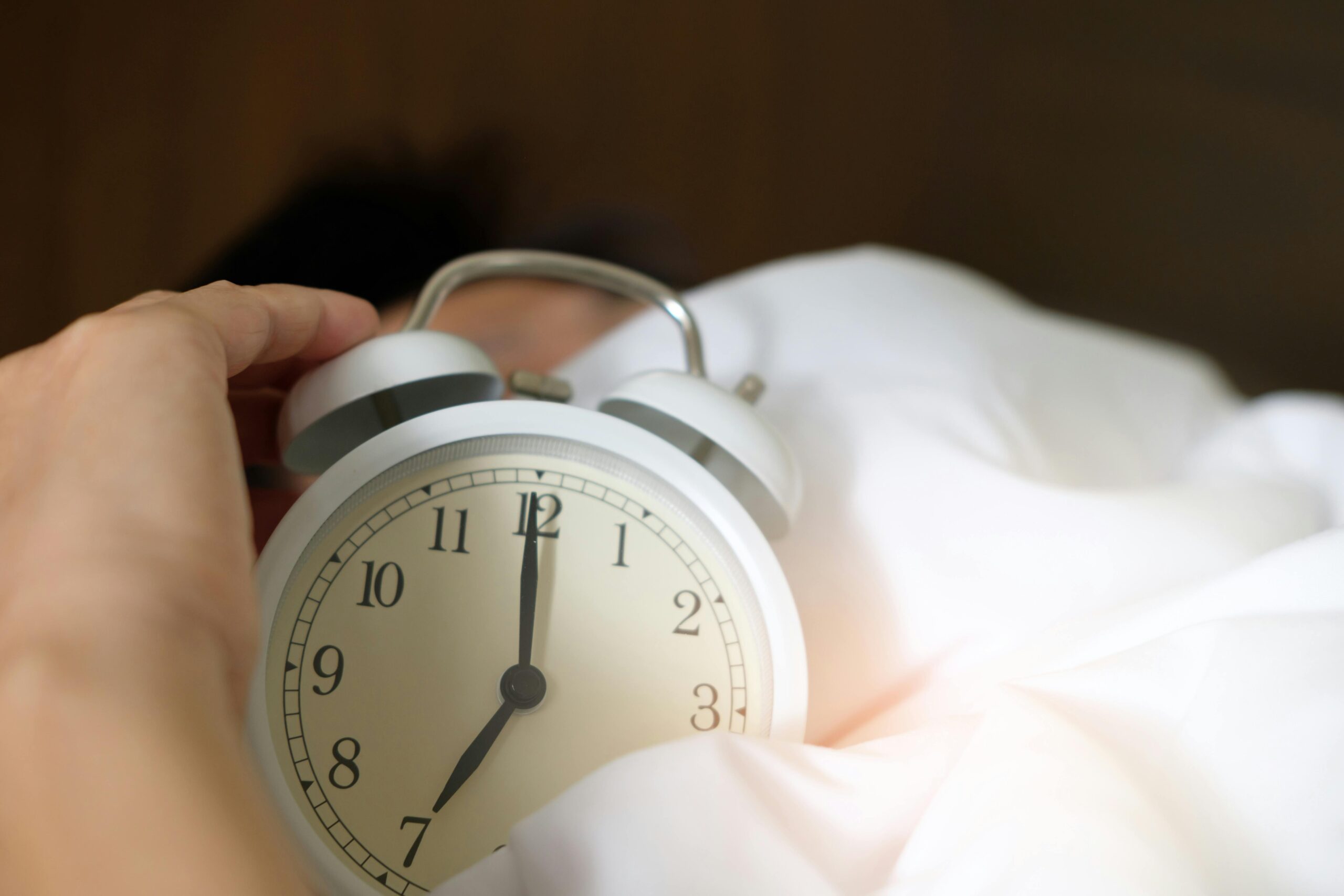 Persona despertándose con energía siguiendo una rutina matutina saludable