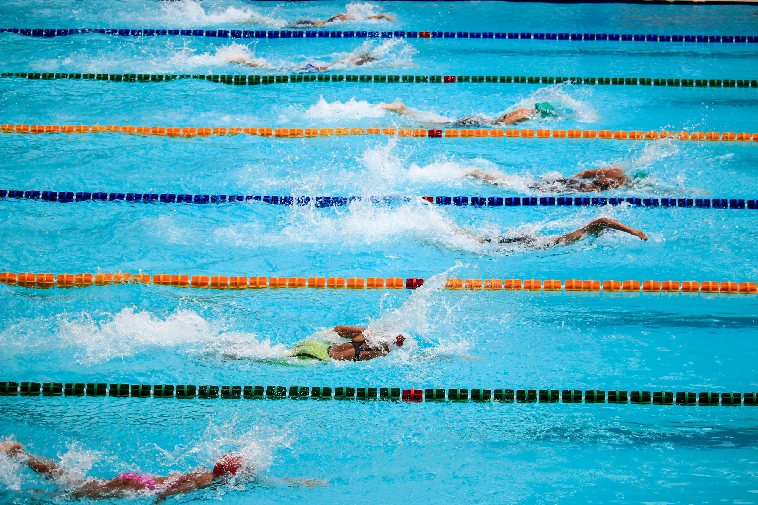 Nadador profesional en piscina olímpica estilo crol