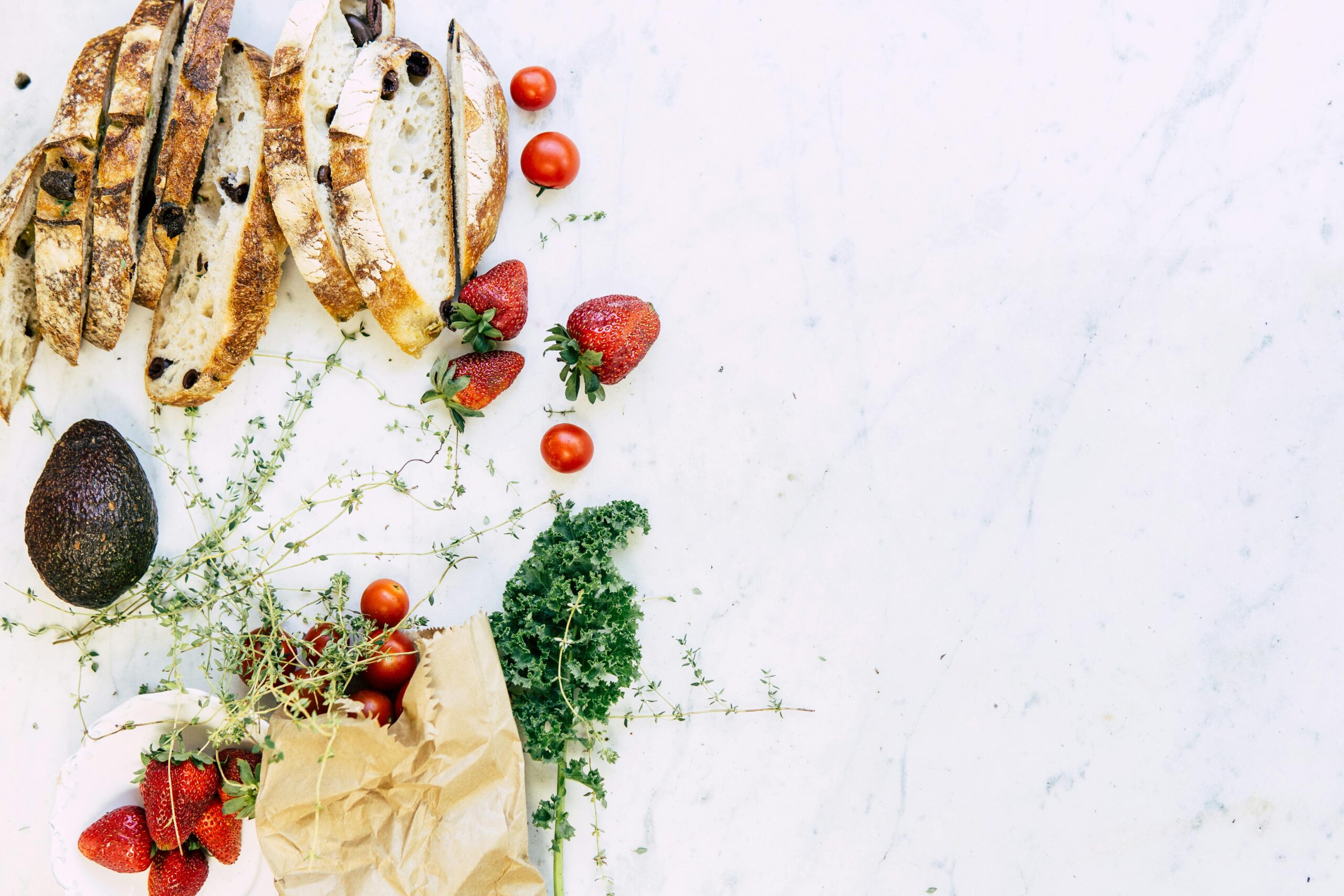 Frutas y verduras coloridas ricas en antioxidantes sobre fondo blanco