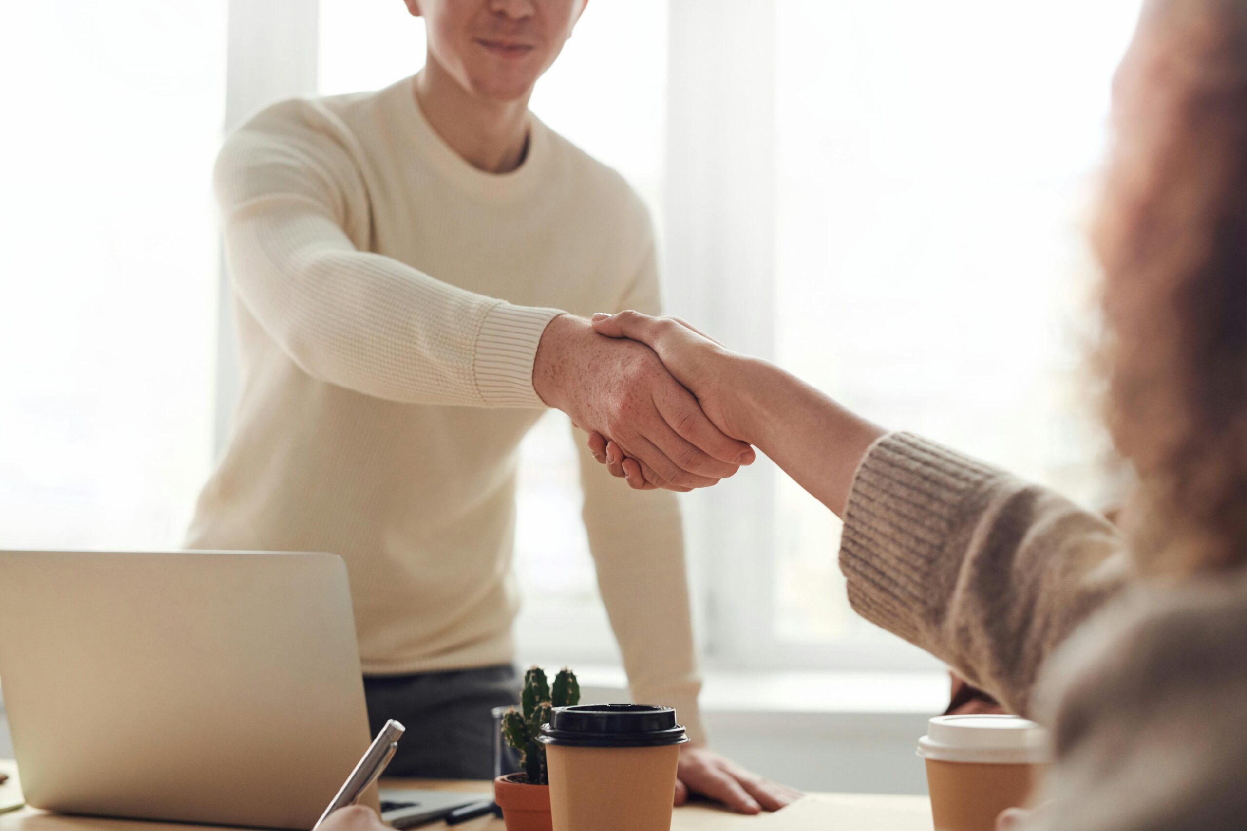 Reunión de negociación salarial entre empleado y responsable de RRHH