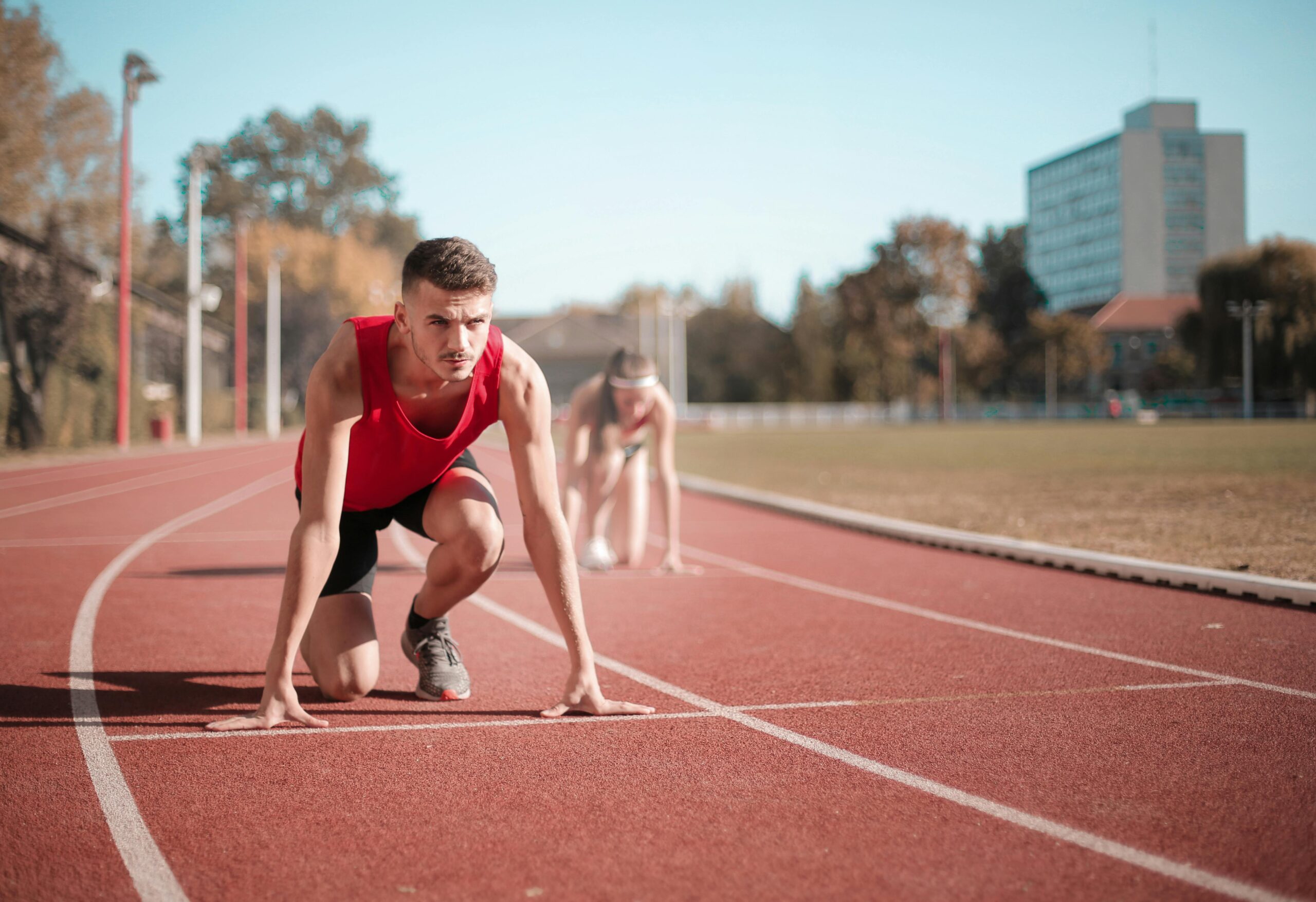 Atleta practicando atletismo en pista al aire libre
