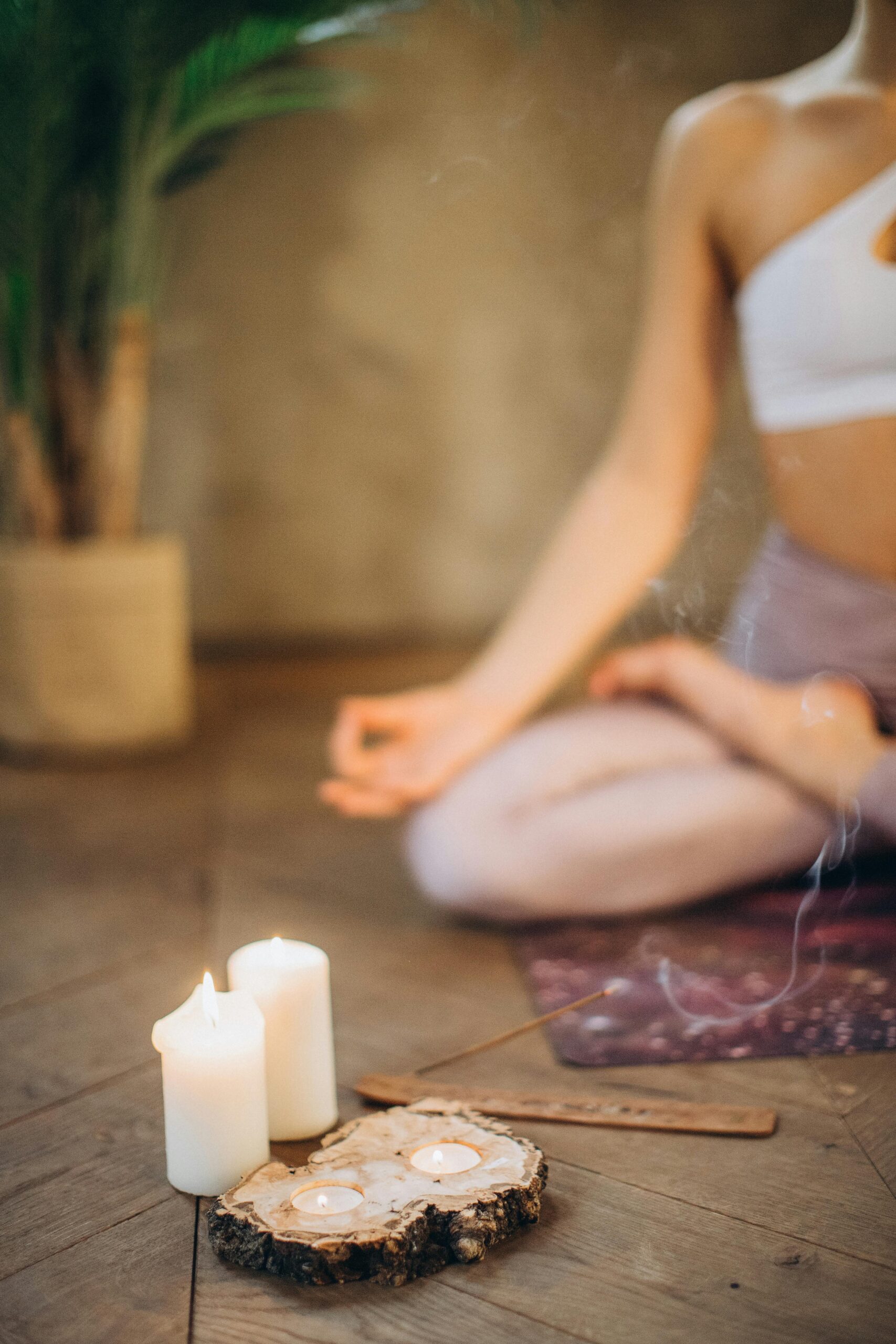 Persona practicando meditación y mindfulness en casa
