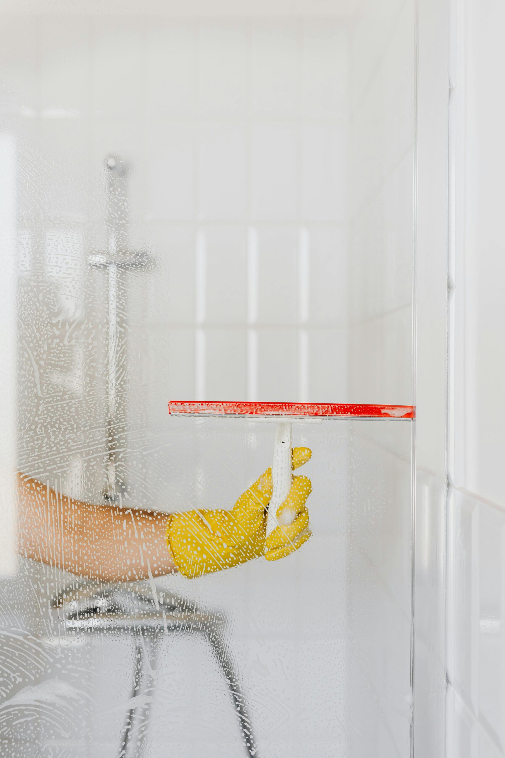 Cocina ordenada con productos de limpieza ecológicos sobre encimera