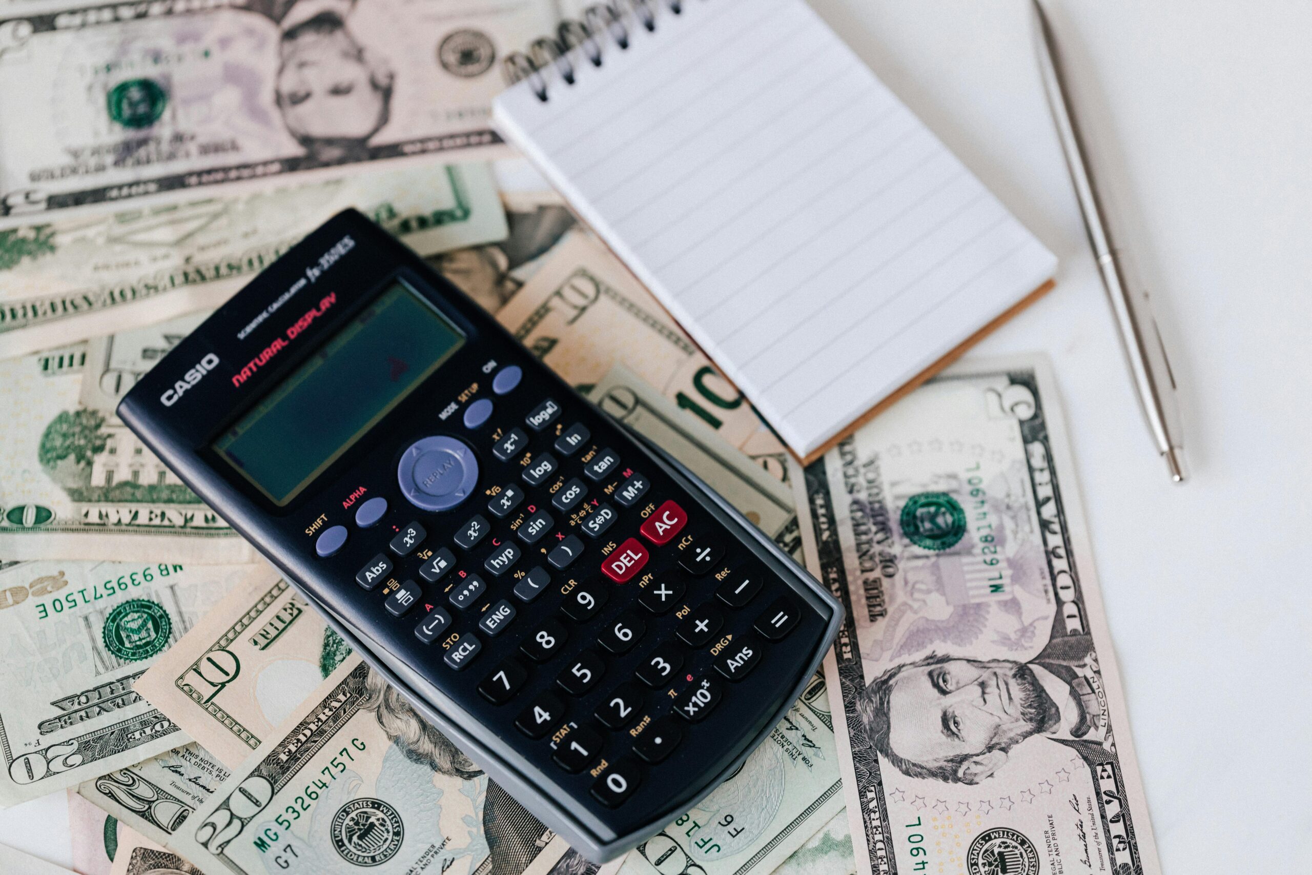 Persona gestionando finanzas personales con gráficos de ahorro