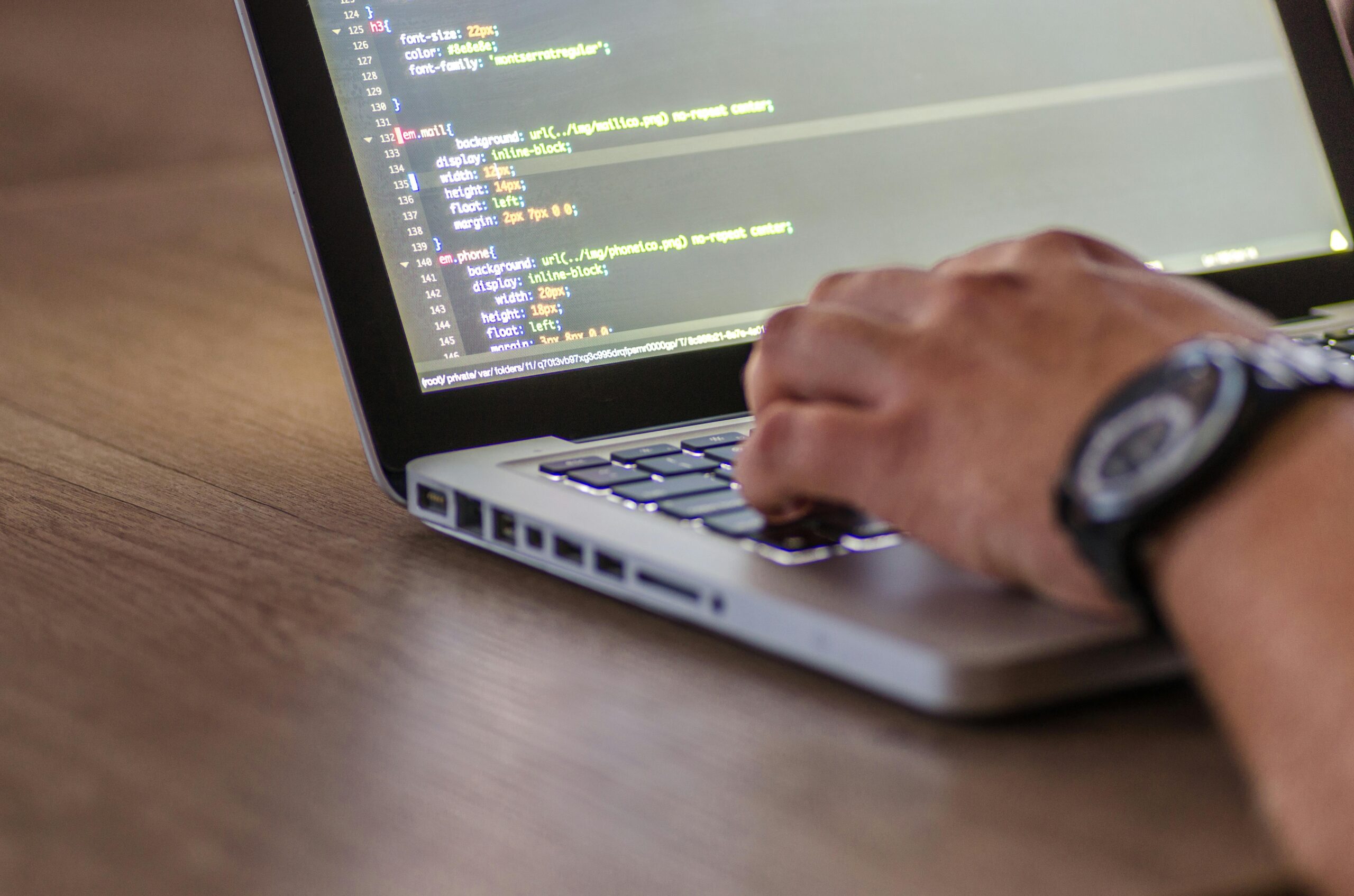 Persona aprendiendo programación con código en pantalla de ordenador