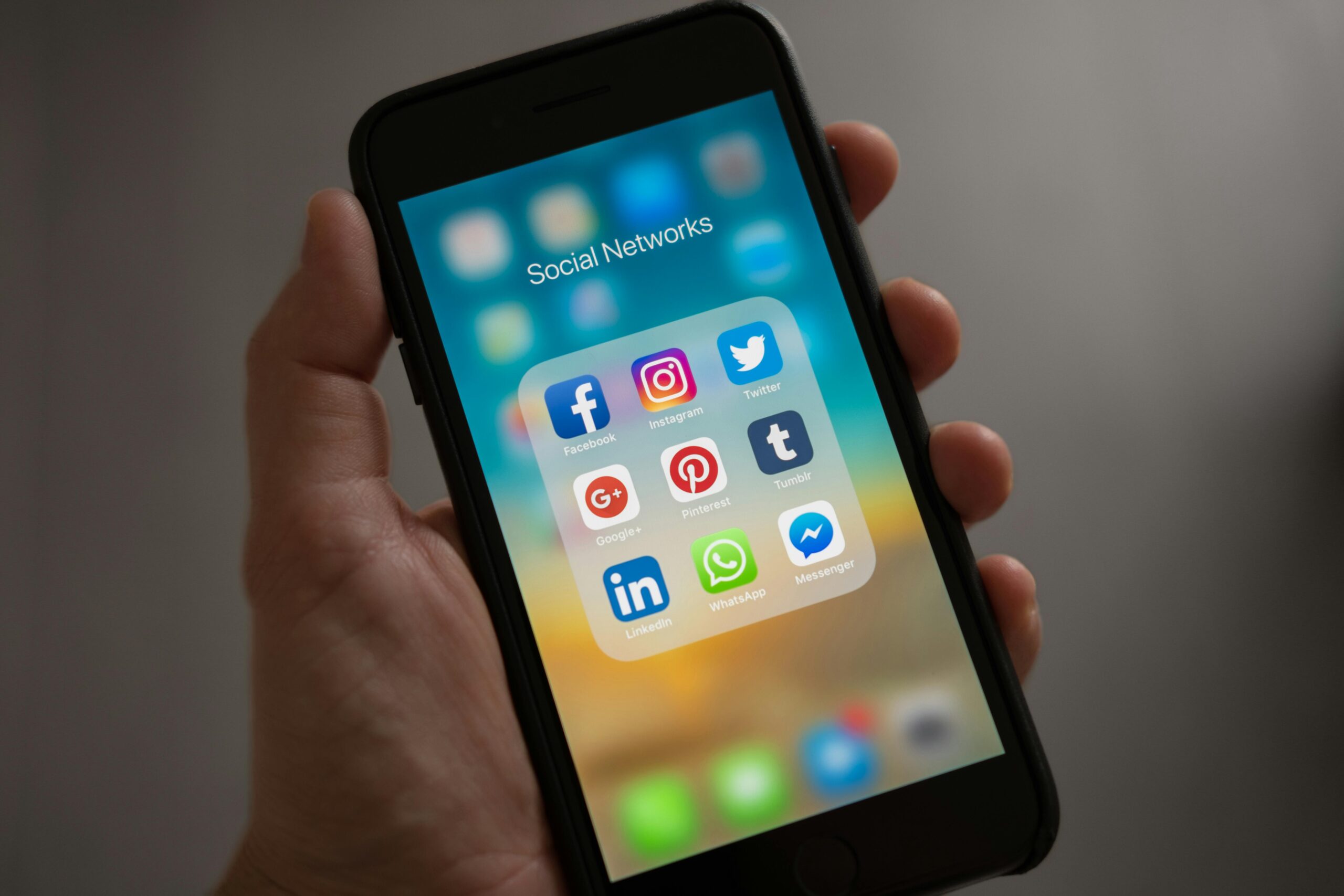 Pantalla de smartphone mostrando almacenamiento lleno con apps