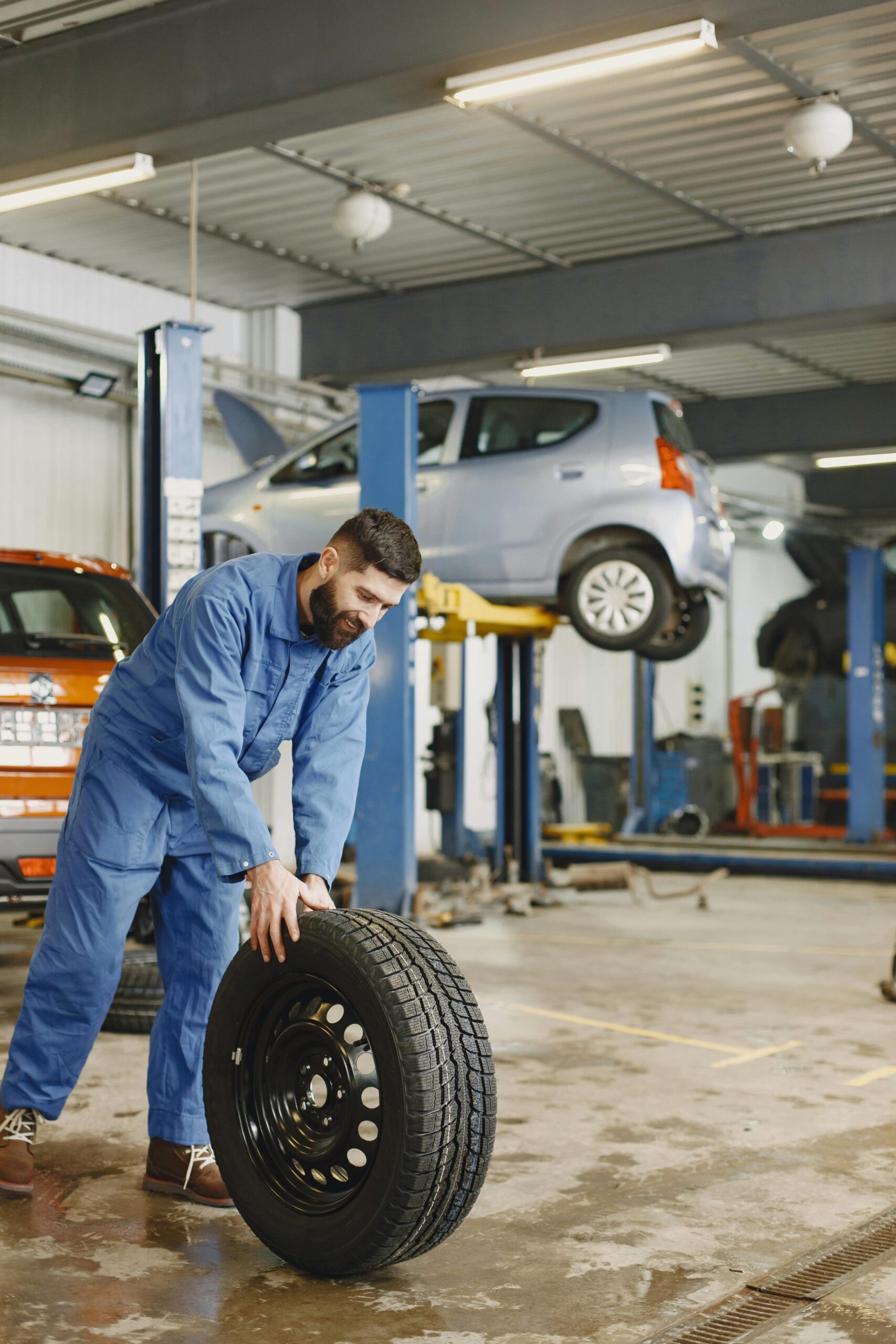 Neumáticos nuevos apilados en taller de automóviles